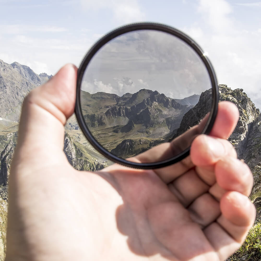 攝影的本質是捕捉光的藝術，所以曝光準確與否就成為了技術層面最核心的問題。曝光是相機把光記錄進感光媒體裡的過程。光有強有弱，所以通過準確的光圈，快門和感光度的組合而成像。而準確曝光存在不同的光圈、快門和感光度的組合，那正是攝影的藝術所在。大光圈減低景深突出主題，而小光圈增加景深。快的快門凝固精彩的一刻，慢的快門反之，通常慢快門增加一張相的動感，如流水，晚上的車流等等。當用慢快門時，常用三角架固定攝影設備以保圖像的清楚。