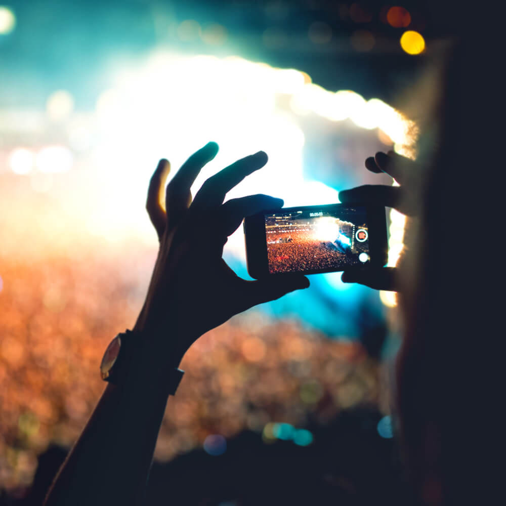 攝影的本質是捕捉光的藝術，所以曝光準確與否就成為了技術層面最核心的問題。曝光是相機把光記錄進感光媒體裡的過程。光有強有弱，所以通過準確的光圈，快門和感光度的組合而成像。而準確曝光存在不同的光圈、快門和感光度的組合，那正是攝影的藝術所在。大光圈減低景深突出主題，而小光圈增加景深。快的快門凝固精彩的一刻，慢的快門反之，通常慢快門增加一張相的動感，如流水，晚上的車流等等。當用慢快門時，常用三角架固定攝影設備以保圖像的清楚。